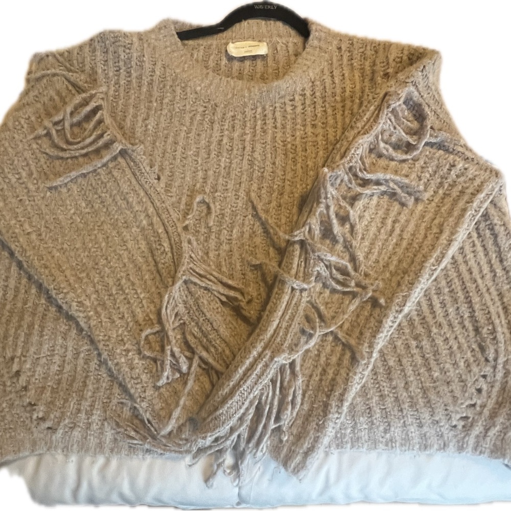 Elegant Fringe Sweater in Soft Gray/Pink